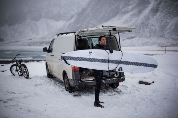 Серфер достает свою доску из машины, Лофотенские острова, Норвегия - Sputnik Абхазия