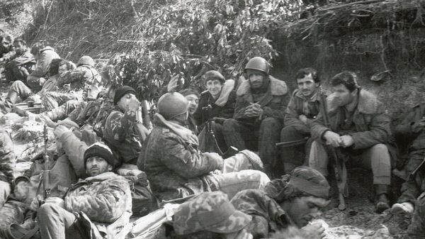 Бойцы абхазской армии отдыхают после выхода из боя - Sputnik Аҧсны