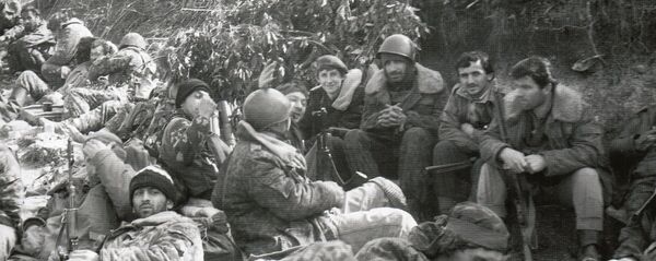 Бойцы абхазской армии отдыхают после выхода из боя - Sputnik Аҧсны