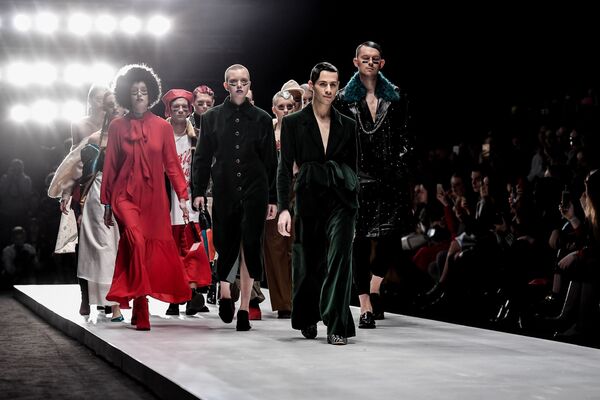Модели демонстрируют одежду бренда ZA_ZA во время показа в рамках Mercedes-Benz Fashion Week Russia в Центральном выставочном зале Манеж в Москве - Sputnik Абхазия