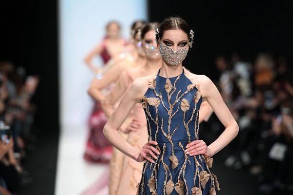 Модели демонстрируют одежду из новой коллекции Ye.s Couture by Yegana Sadyxova в рамках Mercedes-Benz Fashion Week Russia в Центральном выставочном зале Манеж в Москве - Sputnik Абхазия