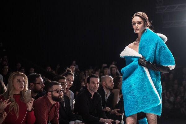 Модель демонстрирует одежду дизайнера Александра Рогова во время показа коллекции одежды в рамках Mercedes-Benz Fashion Week Russia в Центральном выставочном зале Манеж в Москве - Sputnik Абхазия
