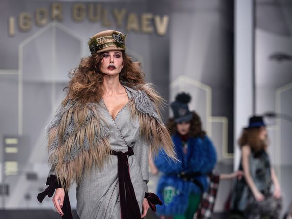Модель демонстрирует одежду из новой коллекции дизайнера Игоря Гуляева в рамках Mercedes-Benz Fashion Week Russia в Центральном выставочном зале Манеж в Москве - Sputnik Абхазия