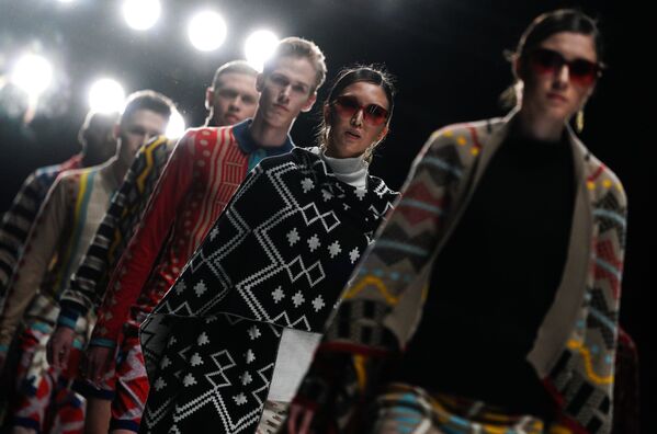 Модели демонстрируют одежду дизайнера MAXHOSA BY LADUMA в рамках Mercedes-Benz Fashion Week Russia в Центральном выставочном зале Манеж в Москве - Sputnik Абхазия