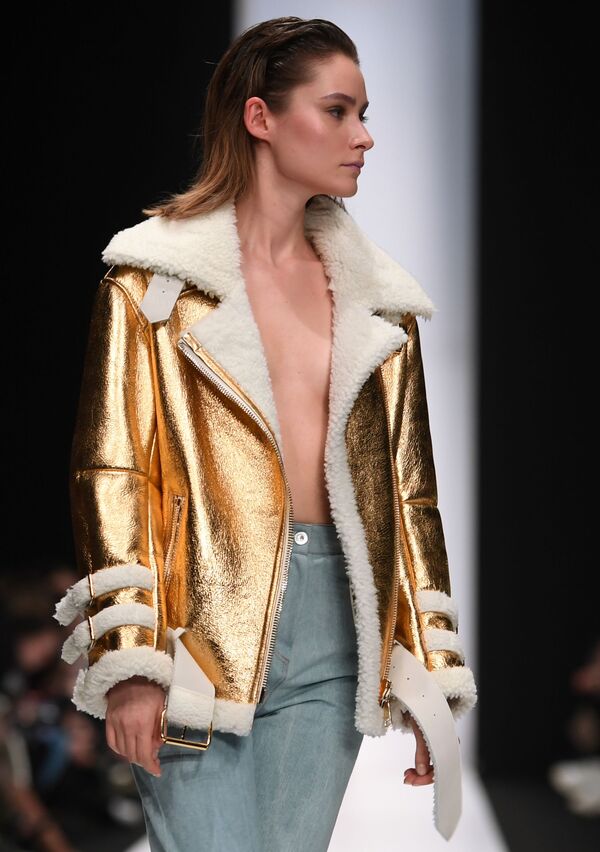 Модель демонстрирует одежду из новой коллекции дизайнера Кети Топурии в рамках Mercedes-Benz Fashion Week Russia в ЦВЗ Манеж - Sputnik Абхазия
