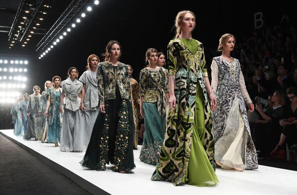 Модели демонстрируют одежду из новой коллекции MURSAK дизайнера Нилуфар Абдувалиевой в рамках Mercedes-Benz Fashion Week Russia в ЦВЗ Манеж - Sputnik Абхазия