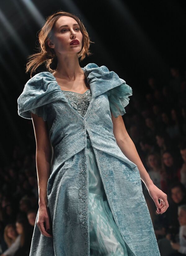 Модель демонстрирует одежду из новой коллекции MURSAK дизайнера Нилуфар Абдувалиевой в рамках Mercedes-Benz Fashion Week Russia в ЦВЗ Манеж - Sputnik Абхазия