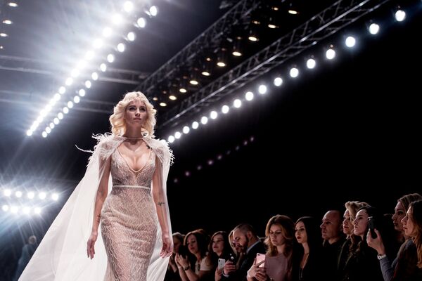 Модель демонстрирует одежду Speranza Couture by Nadezhda Yusupova на показе в рамках Mercedes-Benz Fashion Week Russia в Центральном выставочном зале Манеж в Москве - Sputnik Абхазия