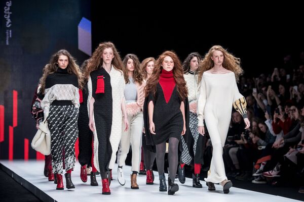 Модели демонстрируют одежду дизайнера Ksenia Seraya в рамках Mercedes-Benz Fashion Week Russia в Центральном выставочном зале Манеж в Москве - Sputnik Абхазия