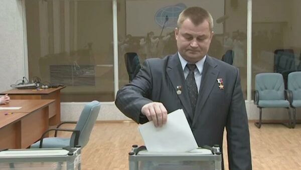 Российские космонавты проголосовали на участке для голосования на Байконуре - Sputnik Абхазия