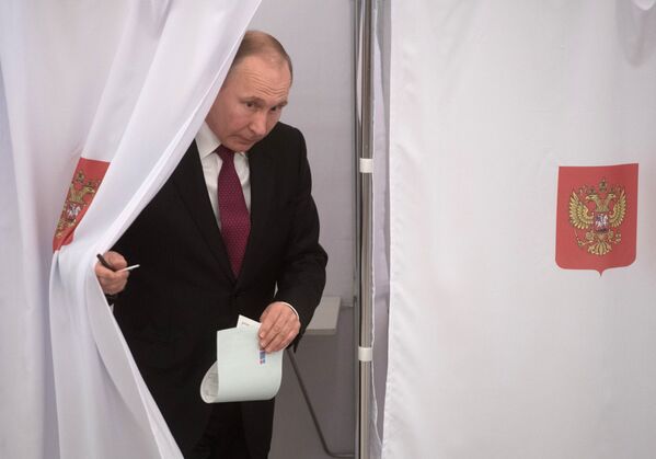Президент РФ В. Путин принял участие в голосовании на выборах президента РФ - Sputnik Абхазия