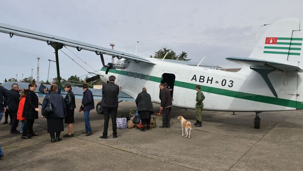 Группа избирателей прилетела чартерным рейсом в Сухум на выборы президента России - Sputnik Абхазия