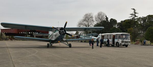 Группа избирателей прилетела чартерным рейсом в Сухум на выборы президента России Группа избирателей прилетела чартерным рейсом в Сухум на выборы президента России - Sputnik Абхазия