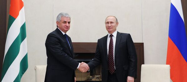 Президент РФ В. Путин встретился с президентом Абхазии Р. Хаджимбой Президент РФ В. Путин встретился с президентом Абхазии Р. Хаджимбой - Sputnik Абхазия