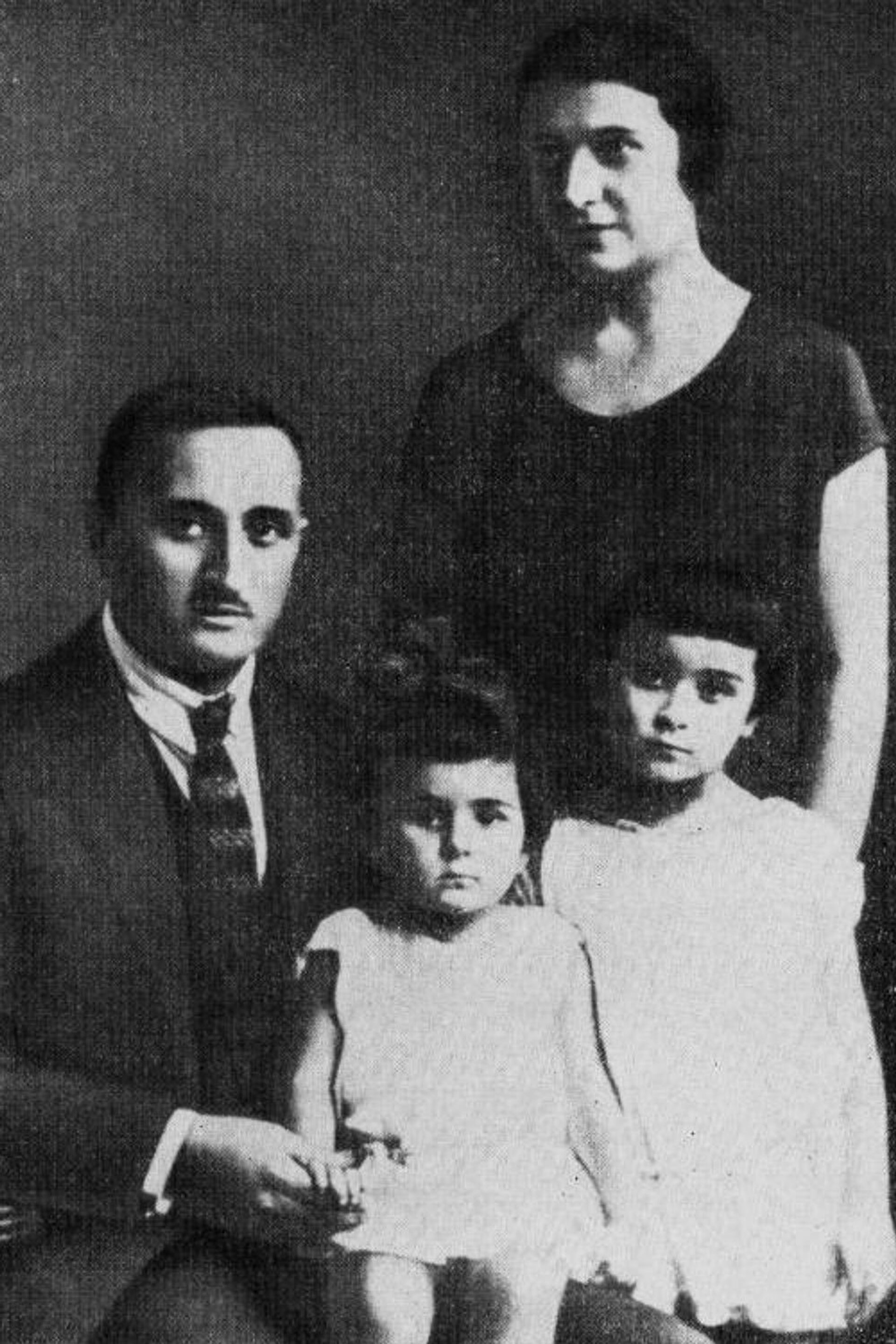 Ефрем Эшба с семьей - Sputnik Абхазия, 1920, 19.03.2023