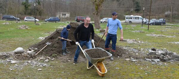Около 100 саженцев фруктовых деревьев посадили представители фамилии Агрба в Калдахуарской школе-интернате 19 марта Около 100 саженцев фруктовых деревьев посадили представители фамилии Агрба в Калдахуарской школе-интернате 19 марта - Sputnik Абхазия