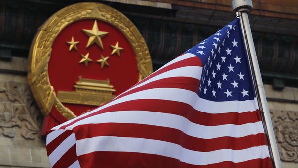 Флаг США на фоне эмблемы Китая - Sputnik Абхазия