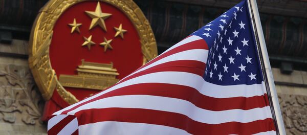 Флаг США на фоне эмблемы Китая Флаг США на фоне эмблемы Китая - Sputnik Абхазия