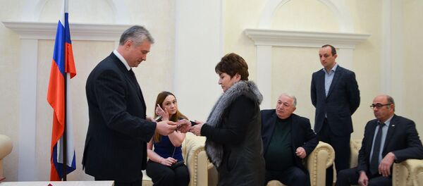 Вручение юбилейных медалей родственникам ветеранов ВОВ Вручение юбилейных медалей родственникам ветеранов ВОВ - Sputnik Абхазия