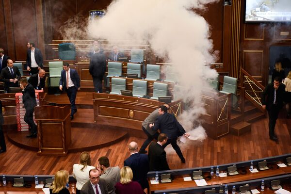 Оппозиция распыляет слезоточивый газ в здании парламента Косово, Приштина - Sputnik Абхазия