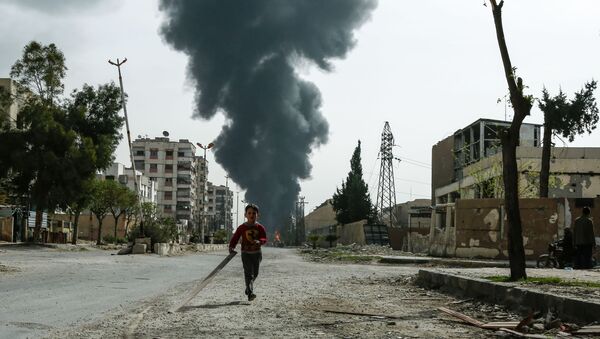 Ребенок на улице города Дума после сообщения о воздушном ударе в Восточной Гуте, Сирия - Sputnik Абхазия
