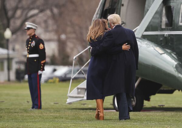 Президент США Дональд Трамп с женой Меланией садятся в вертолет на лужайке перед Белым домом, Вашингтон - Sputnik Абхазия