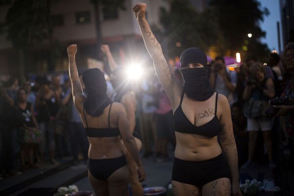 Демонстранты во время акции протеста против убийства активистки Мариэль Франку в Рио-де-Жанейро, Бразилия - Sputnik Абхазия