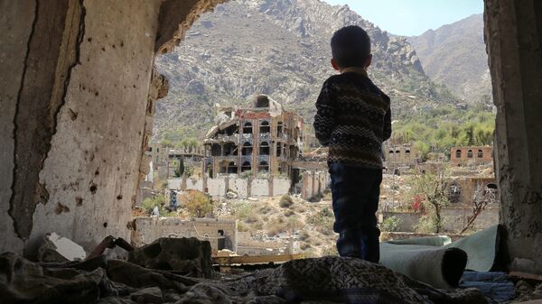 Мальчик в разрушенных в результате авиаудара зданиях в городе Таиз, Йемен - Sputnik Абхазия