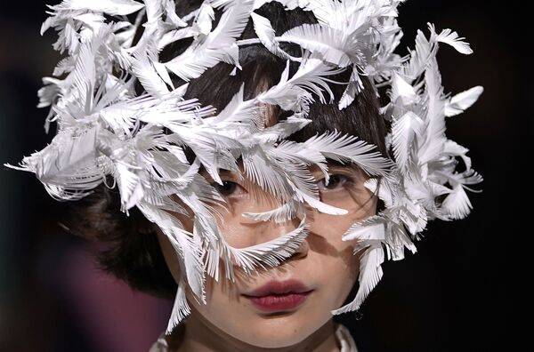Модель демонстрирует коллекцию дизайнера Ohalu Ando на показе в рамках Недели моды в Токио - Sputnik Абхазия