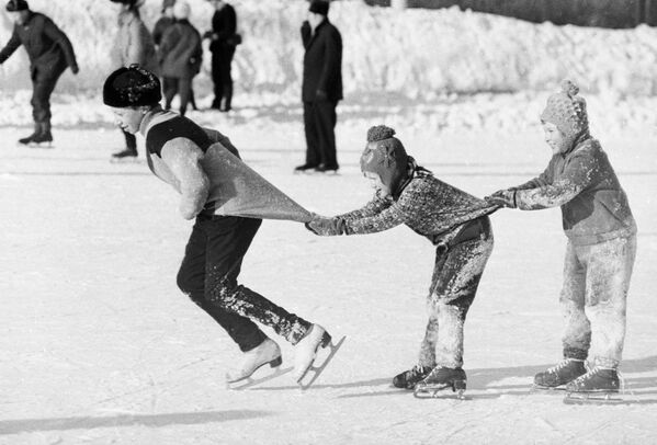 Ребята катаются на коньках «паровозиком», 1976 год - Sputnik Абхазия