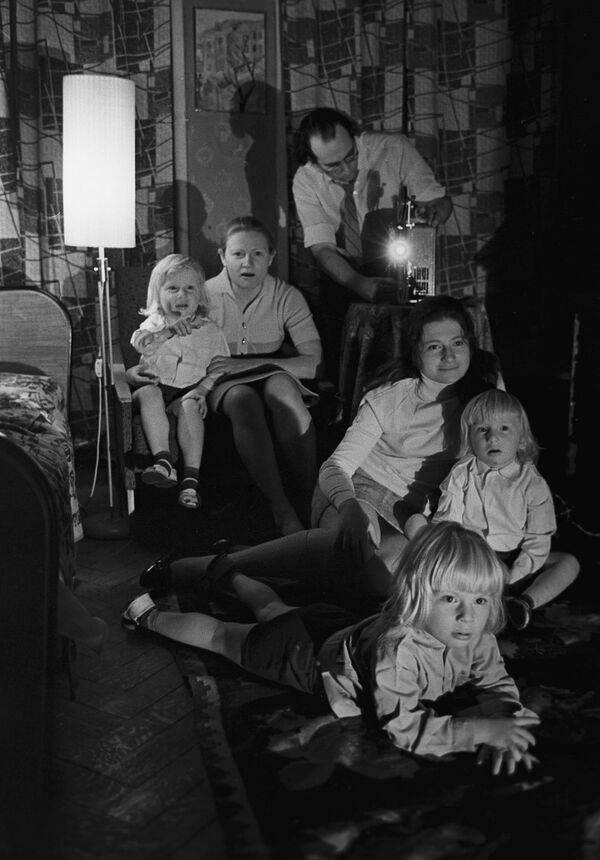 В кругу семьи во время просмотра фильма, 1974 год - Sputnik Абхазия