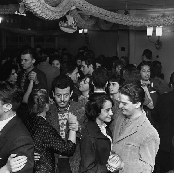 Студенты на зимних каникулах в Доме отдыха Абрамцево в Московской области во время танцев, 1961 год - Sputnik Абхазия