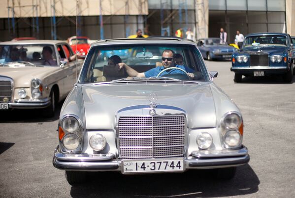 Автопробег ретро-автомобилей по улицам Аммана состоялся благодаря инициативе владельцев таких машин - Sputnik Абхазия