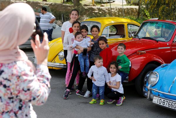 Интерес к ретро-автомобилям проявляют не только туристы, но и обычные жители Иордании. Во время автопробега многие прохожие просили сфотографироваться рядом с раритетными машинами - Sputnik Абхазия