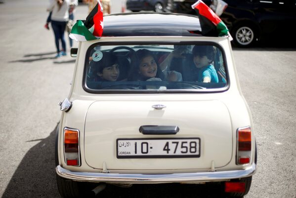 Владельцы ретро-машин взяли с собой детей и целыми семьями отправились в автопробег по улицам Аммана - Sputnik Абхазия