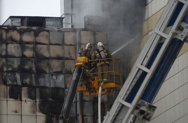 Сотрудники пожарной охраны МЧС во время тушения пожара в торговом центре «Зимняя вишня» в Кемерово - Sputnik Абхазия