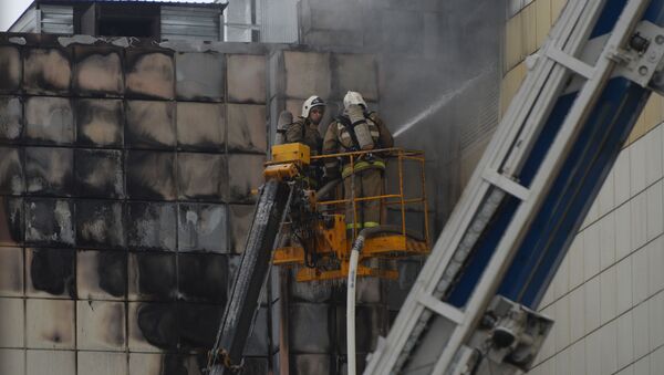 Сотрудники пожарной охраны МЧС во время тушения пожара в торговом центре «Зимняя вишня» в Кемерово - Sputnik Абхазия