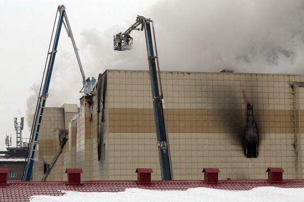 Сотрудники пожарной охраны МЧС борются с пожаром в торговом центре «Зимняя вишня» в Кемерово - Sputnik Абхазия