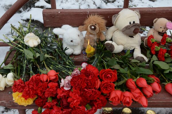 Цветы, свечи и мягкие игрушки возле здания торгового центра «Зимняя вишня» в Кемерово, где произошел пожар - Sputnik Абхазия