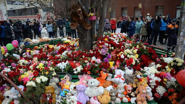 Цветы в память о погибших в ТЦ «Зимняя вишня» - Sputnik Абхазия