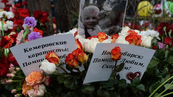 Цветы в память о погибших в ТЦ «Зимняя вишня» - Sputnik Абхазия