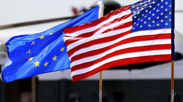Флаги США и Евросоюза - Sputnik Абхазия