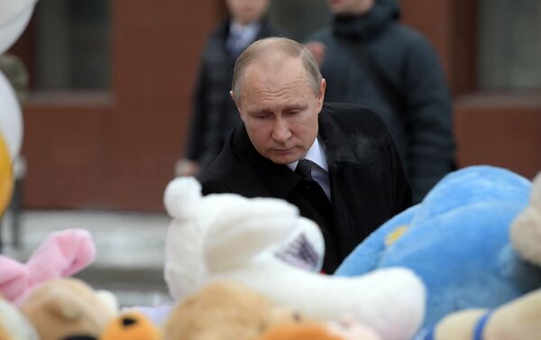 Президент РФ В. Путин почтил память погибших при пожаре в Кемерове - Sputnik Абхазия