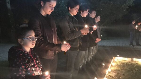 Память жертв пожара в Кемерово почтили в Гудауте у памятника Латской трагедии - Sputnik Абхазия