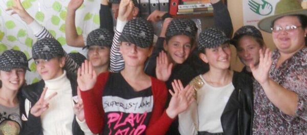 Юлия Кузьмина со своими учениками Юлия Кузьмина со своими учениками - Sputnik Абхазия