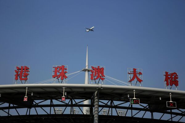 Самолет летит над мостом Гонконг-Чжухай-Макао в Китае - Sputnik Абхазия