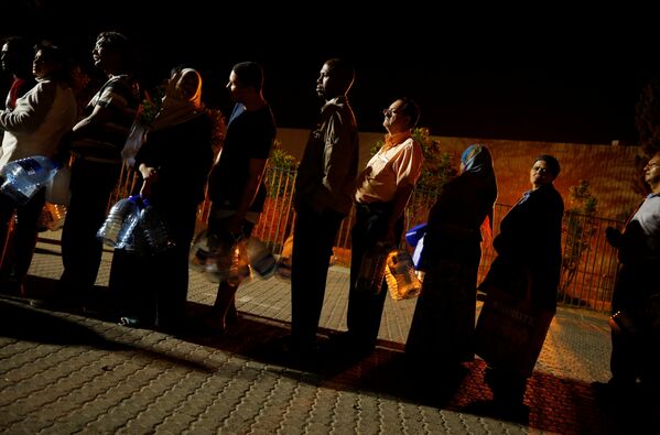 Люди стоят в очереди за водой в пригороде Ньюлендс в Кейптауне, Южная Африка - Sputnik Абхазия