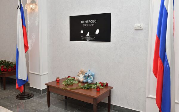 Фотография с датой трагедии в память о жертвах в Кемерово в Посольстве России в Абхазии - Sputnik Аҧсны