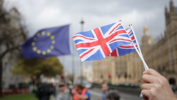 Флажки Британии и флаг ЕС еа фоне парламента в Лондоне - Sputnik Аҧсны
