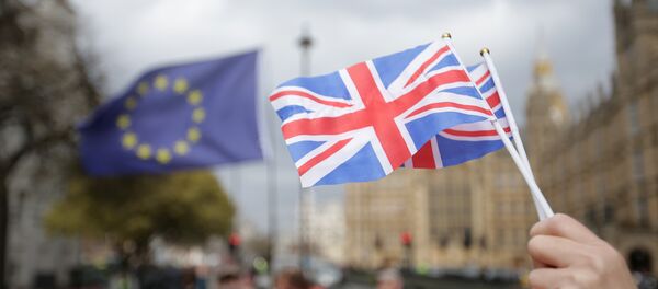 Флажки Британии и флаг ЕС еа фоне парламента в Лондоне Флажки Британии и флаг ЕС еа фоне парламента в Лондоне - Sputnik Аҧсны